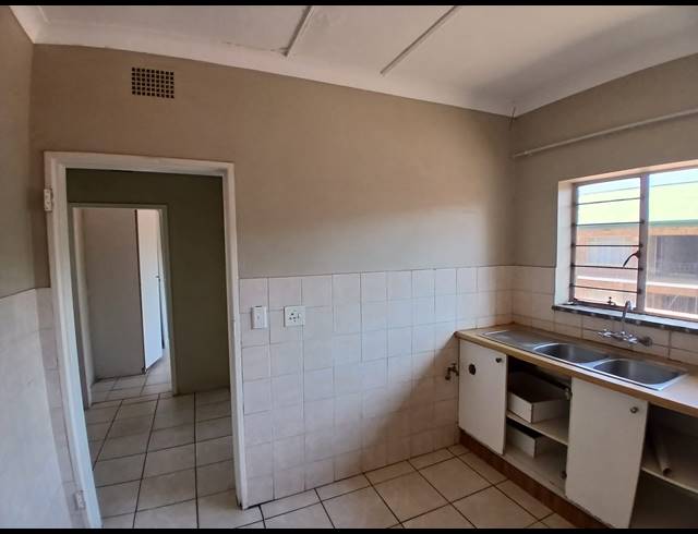 2 BEDROOM FLAT TO LET IN KEMPTON PARK CENTRAL